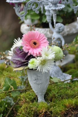 vase patiné avec fleurs