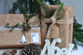 Emballage des cadeaux de Noël en version authentique et naturelle